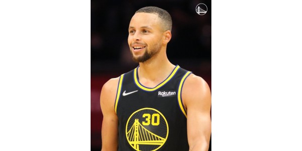Curry stabilisce di nuovo il record